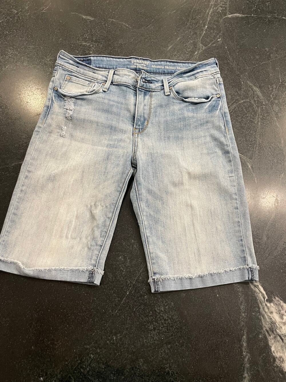 Levi’s Signature Modern Skinny Shorts